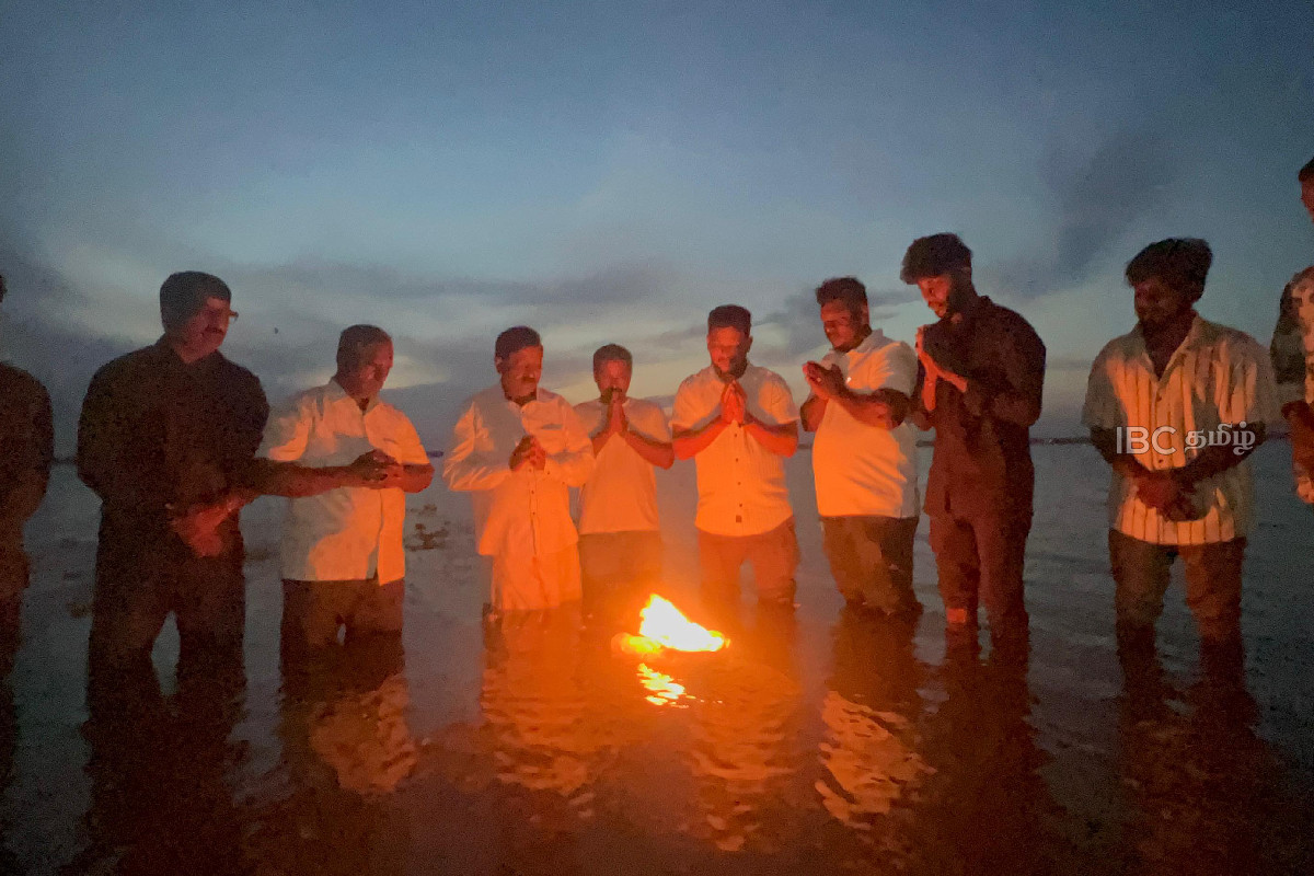 முள்ளிவாய்க்காலில் உயிர்நீத்த உறவுகளுக்காக ரவிகரன் எம்.பி நந்திக்கடலில் அஞ்சலி | May 18 Mullivaikkal Memorial Day