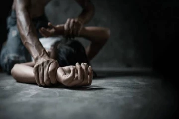 கை கால்களை கட்டிபோட்டு..மோசமாக சாலையில் கிடந்த சிறுமி - வெளியான திடுக்கிடும் தகவல்!