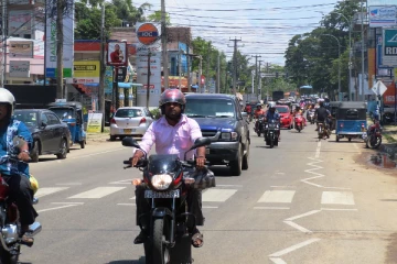 நிர்வாக முடக்கத்தை நிராகரித்த அம்பாறை மக்கள்: வழமைபோன்று செயற்பட்டனர் (Photos)