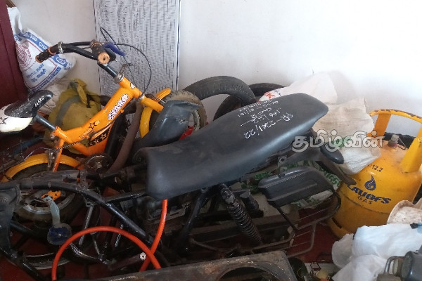 முன்னாள் நாடாளுமன்ற உறுப்பினர் வீட்டில் திருட்டு: ஐவர் கைது(Photos) | Burglary Ex Parliamentarian House Five Arrested முன்னாள் நாடாளுமன்ற உறுப்பினர் வீட்டில் திருட்டு: ஐவர் கைது(Photos) | Burglary Ex Parliamentarian House Five Arrested
