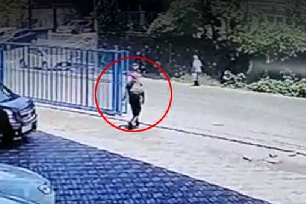2 மில்லியன்  பணத்தை ஆட்டையை போட்ட ஊழியர்; காட்டிக்கொடுத்த சிசிடிவி! | An Employee Who Stole 2 Million Rupees Car Company
