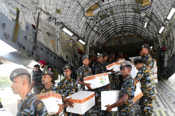 மனிதாபிமான உதவிகளுடன் மற்றுமொரு இந்திய விமானம் கட்டுநாயக்காவில் தரையிறங்கியது 3 Gallery