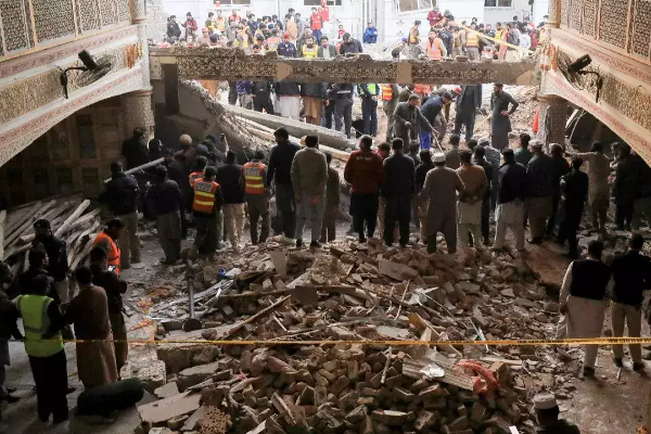 பாகிஸ்தான் குண்டு வெடிப்பில் பலி எண்ணிக்கை 90 ஆக உயர்வு! | Death Toll In Pakistan Blast Rises To 90
