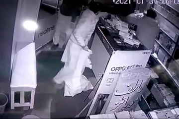 மட்டக்களப்பில் இரு கையடக்க தொலைபேசி கடைகளில் கொள்ளை