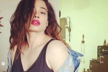 நாளுக்கு நாள் எல்லைமீறும் கவர்ச்சி!! 40 வயதில் இப்படியொரு போஸ் கொடுத்த கிரண் ரத்தோட்...