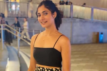 உங்க அப்பா இறந்ததும் ஒரு நல்லதுக்கு தான்... லொஸ்லியாவின் கவர்ச்சி புகைப்படத்தால் கோபப்பட்ட ரசிகர்