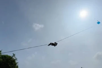 யாழில் கோலாகலமாக ஆரம்பமாகிய பட்டத் திருவிழா ; பட்டத்துடன் வான்நோக்கி இழுத்துச் செல்லப்பட்ட இளைஞன்