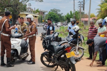 கால்வாய்க்குள் கவிழ்ந்த முச்சக்கர வண்டி ; சாரதி படுகாயம்