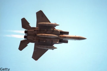 அமெரிக்காவின் F-15 போர் விமானத்தை சுட்டு வீழ்த்திய ஈரான்