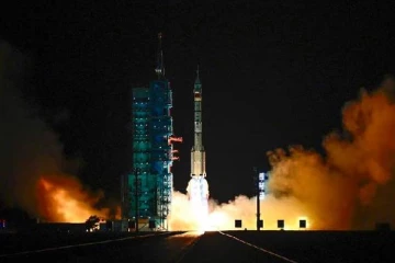 பெண் உட்பட மூன்று வீரர்களை சொந்த விண்வெளி நிலையத்திற்கு அனுப்பிய சீனா!