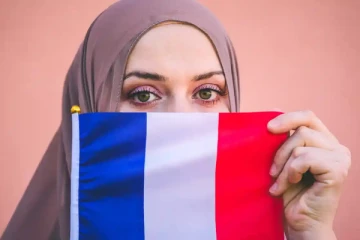 பிரான்ஸ் பள்ளிகளில் இனி ஹிஜாப் அணிய தடை: கல்வித்துறை அமைச்சர் அறிவிப்பு