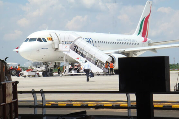 விமானநிலையத்தில் அதிரடியாக கைது செய்யப்பட்ட இலங்கையர் | Sri Lankan Dramatically Arrested At The Airport