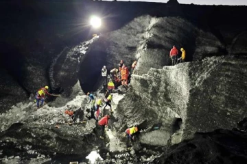 பிரபலமான பனி குகை இடிந்து விழுந்து விபத்து... 25 பேருக்கு நேர்ந்த நிலை?