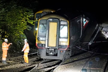 லண்டன் ரயில் விபத்து இடிபாடுகளில் சிக்கிய பச்சிளம் குழந்தையை உயிருடன் மீட்ட ஹீரோ!