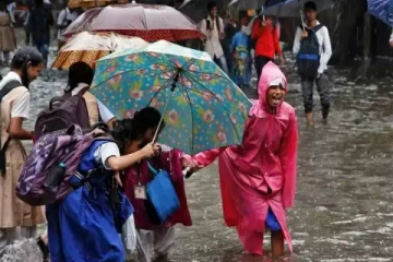 வெளுத்து வாங்கும் கனமழை - இந்த மாவட்டங்களில் பள்ளி, கல்லூரிகளுக்கு விடுமுறை!