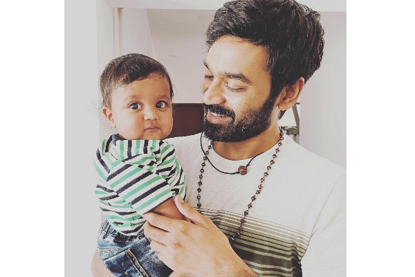 செல்வராகவனின் மகனை தூக்கி வைத்து நடிகர் தனுஷ் கொடுத்த போஸ், வைரல் போட்டோ.. | Sel Vara Dhan
