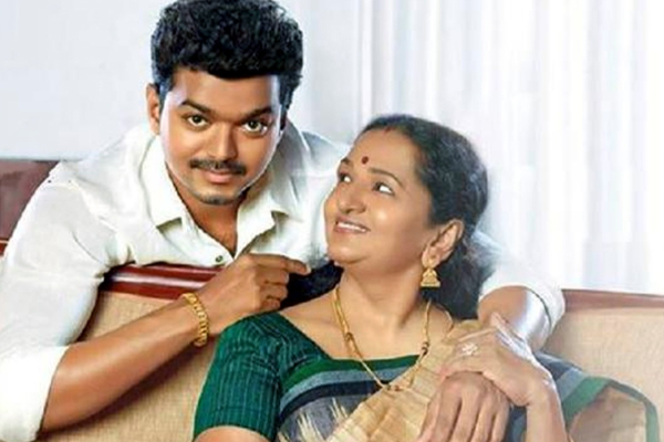 நீ அரியணை ஏறும் நாள் உன் தொண்டர்களின் திருநாள்; மகனை வாழ்த்திய தாயார் க்ஷோபா! | Vijay Mother Shoba Chandrasekhar Congratulates Him