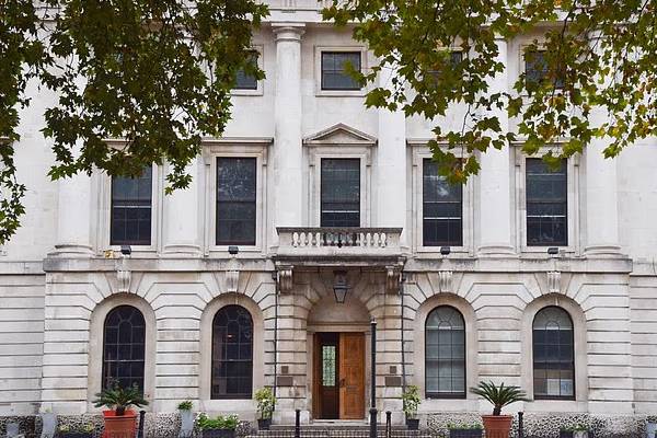 லண்டனில் சுற்றுலாப்பயணிகளின் கடவுச்சீட்டுகளைப் பரிசோதிக்கும் சீன பாதுகாப்பு அதிகாரிகள் | Chinese Security Check Passports லண்டனில் சுற்றுலாப்பயணிகளின் கடவுச்சீட்டுகளைப் பரிசோதிக்கும் சீன பாதுகாப்பு அதிகாரிகள் | Chinese Security Check Passports