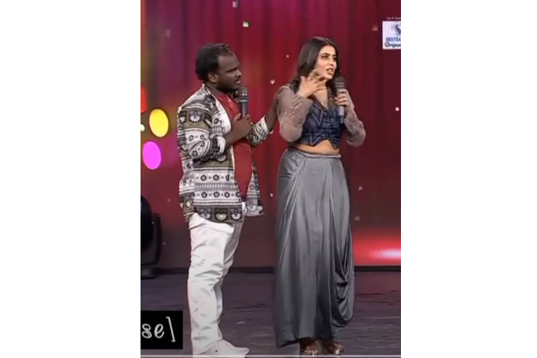 பொது மேடையில் பிரபல நடிகை மீது கைவைத்த நபர்! பின்பு நடந்த சம்பவம்; தீயாய் பரவும் வீடியோ | Actress Poorna Angry Over Emmanuel For Touching