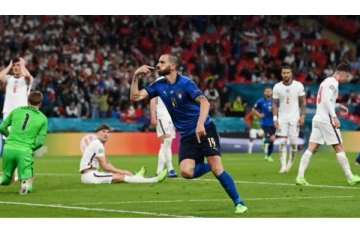 யூரோ கால்பந்து! கடைசி நேரத்தில் ஆட்டத்தையே மாற்றிய இத்தாலி வீரர்! தலையில் கையை வைத்த இங்கிலாந்து