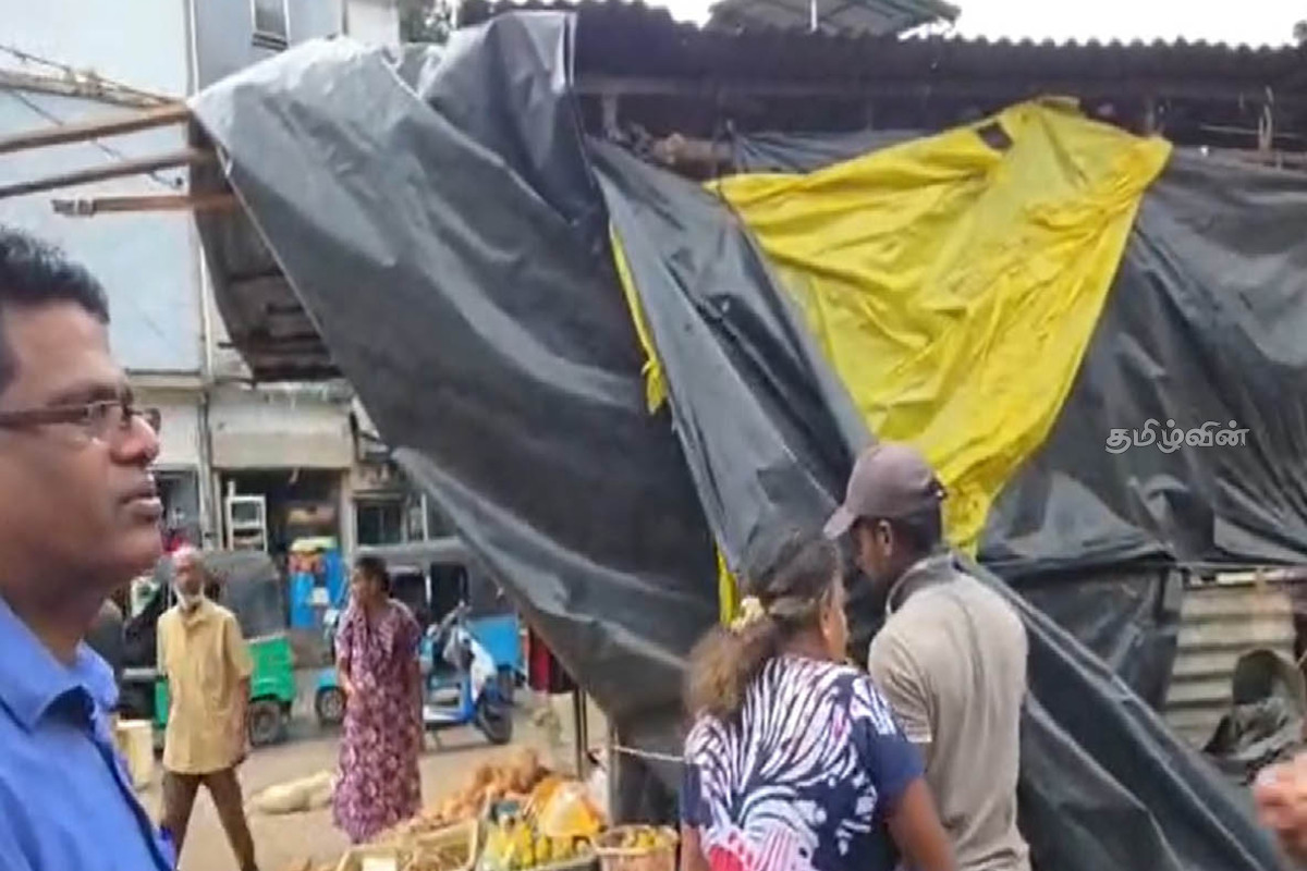 ஹட்டன் நகரில் தற்காலிக கடைகளை அகற்ற முயன்றபோது பதற்றநிலை | Tensions Rise In Hatton Town As Temporary Shops ஹட்டன் நகரில் தற்காலிக கடைகளை அகற்ற முயன்றபோது பதற்றநிலை | Tensions Rise In Hatton Town As Temporary Shops