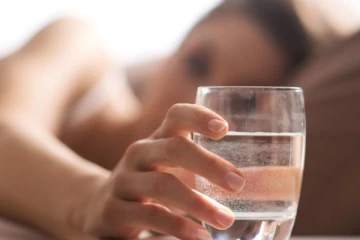 எழுந்ததும் வெறும் வயிற்றில் 2 டம்ளர் வெந்நீர் குடிச்சா என்ன நடக்கும் தெரியுமா? கட்டாயம் தெரிஞ்சிக்கோங்க