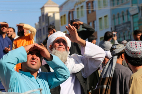 உயிரிழந்தவரின் சடலத்தை கிரேனில் கட்டி தொங்கவிட்டு தாலிபான்கள் அட்டூழியம் | Afghanistan Taliban