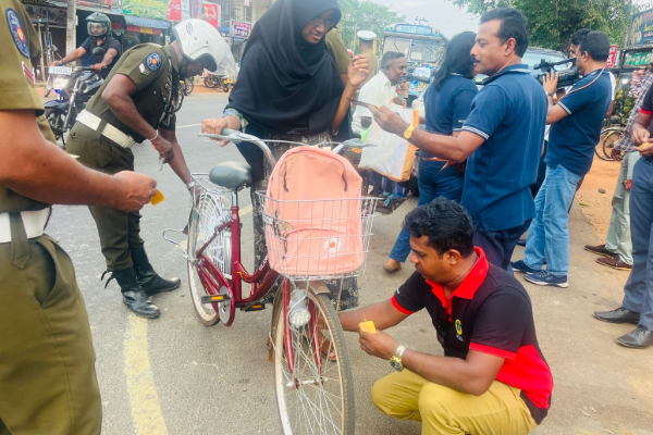 வவுனியாவில் துவிச்சக்கர வண்டிகளுக்கு ஸ்டிக்கர் | Stickers For Two Wheelers In Vavuniya