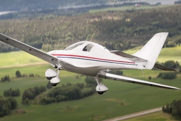 பறவை ரூபத்தில் வந்த ஆபத்து., இரத்த வெள்ளத்தில் விமானத்தை பத்திரமாக தரையிறக்கிய விமானி