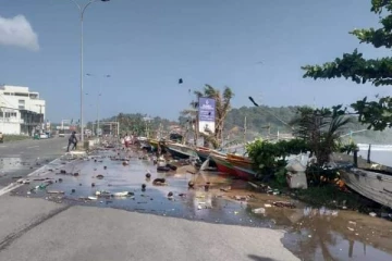 திடீரென நிலத்திற்குள் வந்த கடலலைகள்! பொதுமக்களுக்கான அவசர அறிவித்தல் : சிவப்பு எச்சரிக்கை விடுப்பு(Video)