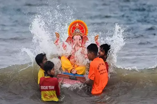 இராட்சத அலை இழுத்துச் சென்ற சிறுவனை நடுக்கடலில் காப்பாற்றிய பிள்ளையார் | Pillaiyar Saved The Boy In The Middle Of The Sea