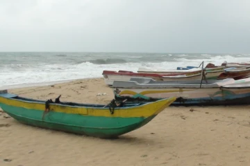 மட்டக்களப்பில் பாரியளவில் கடல் கொந்தளிப்பு : மீன்பிடி நடவடிக்கைகள் முற்றாக ஸ்தம்பிதம் (Photos)