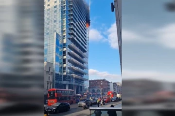 லண்டனில் தொடர்மாடி கட்டிடத்தில் பாரிய தீ விபத்து! - தீயணைப்பு வீரர்கள் குவிப்பு