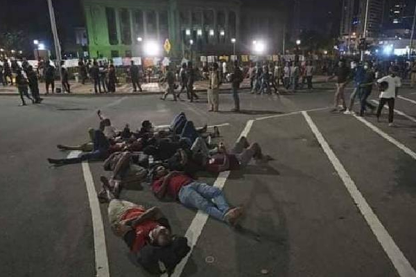 திருமண பந்தத்தில் இணைந்த கையோடு போராட்டத்தில் ஈடுபட்ட தம்பதி! | Sri Lanka Protest Newlywed Couple Gohomegota திருமண பந்தத்தில் இணைந்த கையோடு போராட்டத்தில் ஈடுபட்ட தம்பதி! | Sri Lanka Protest Newlywed Couple Gohomegota