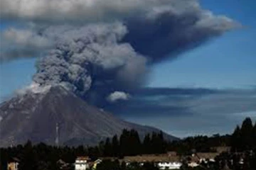சாம்பலும் புகையுமாக காட்சியளிக்கும் இந்தோனேஷியா - ஏற்பட்ட அனர்த்தம் (VIDEO)