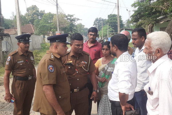 வலி மேற்கில் வசிப்பவர்கள் மக்களா மாக்களா - வீதியை முடக்கி கோசமிட்ட யாழ் மக்கள்! | Jaffna Road Development Request Providence Mayor