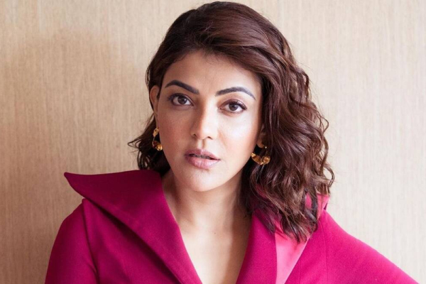 திருமணமான பிறகும் இறுக்கமான உடையில் ரசிகர்களை பதறவிட்ட காஜல் அகர்வால்.. இப்படி ஒரு கவர்ச்சியா? | Kajal Aggarwal Latest Hot Photoshoot