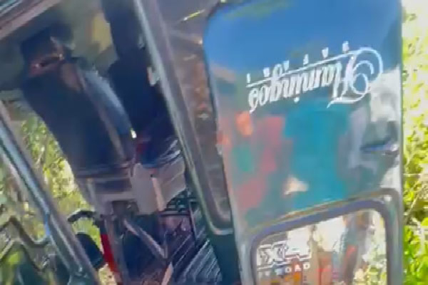 இலங்கைக்கு சுற்றுலா வந்த ரஷ்ய பயணிகளுக்கு நேர்ந்த விபரீதம் | Four Russian Tourists Were Injured Jeep Overturned இலங்கைக்கு சுற்றுலா வந்த ரஷ்ய பயணிகளுக்கு நேர்ந்த விபரீதம் | Four Russian Tourists Were Injured Jeep Overturned