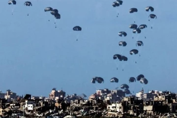 அமெரிக்காவின் உணவு பொதிகள் தலையில் வீழ்ந்து காசா மக்கள் உயிரிழப்பு