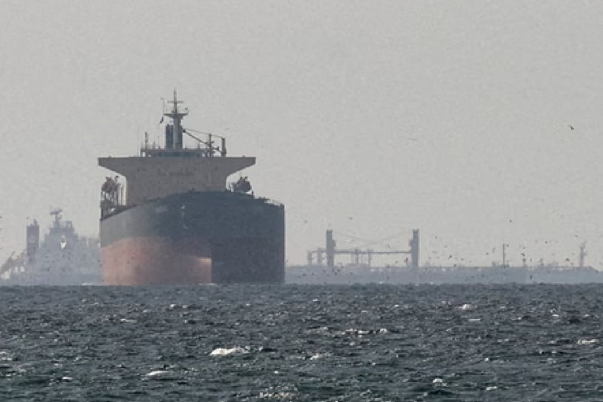 ஹோர்முஸ் நீரிணையை நெருங்கும் எந்தவொரு கப்பலும் தாக்கப்படும் : ஈரான் விடுத்த கடுமைான எச்சரிக்கை | Iran Says Hormuz Strait Close Until Us Lifts Naval