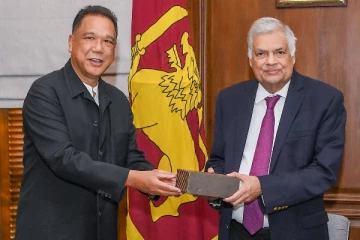 இலங்கைக்கு அன்பளிப்பு கொடுத்த தாய்லாந்து பௌத்த குழுவினர்