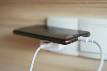 மொபைல் நீண்ட காலம் உழைக்கனுமா? சார்ஜ் இப்படித்தான் போடணும்!