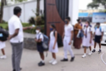 දින 02ක් පාසලට නොපැමිණි සිසුවාට ගුරුවරයෙකු දුන් අමානුෂික දඩුවම..