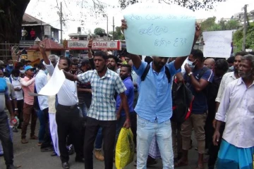 பேருந்து சேவைகள் இன்மையால் போராட்டத்தில் ஈடுபட்ட ஹட்டன் பயணிகள்(Photos)