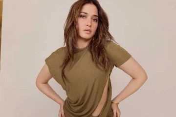 இது வித்தியாசமா இருக்கே!! மிரள வைக்கும் நடிகை தமன்னாவின் சேலை டிசைன்..