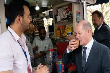 சாலையோர கடையில் தேநீர் அருந்திய ஜெர்மனி சான்ஸ்லர்!