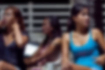 15 හැවිරිදි පෙම්වතිය සමඟ ලැඟුම් හලේ සිටි පුද්ගලයාව පෙම්වතා වීදුරු කටුවකින් ඇන මරා දැමූ සිද්ධියක්..