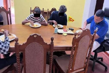 இருவருமே மேயர்கள்; ஒருவர் பசியாறச்சென்ற குழந்தைகளை மண்டியிட வைத்தார்;  மற்றவர்  நெகிழவைத்தார்