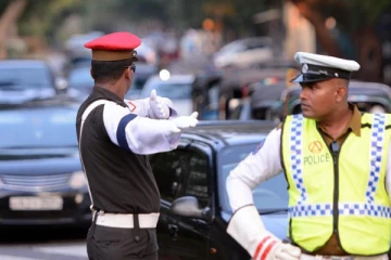 சுற்றுலா பயணிகளை ஏற்றிச் சென்ற வேன் விபத்து