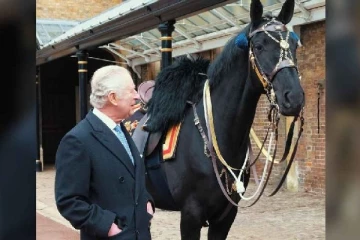 சார்ள்ஸ் மன்னருக்கு குதிரையை பரிசளித்த பிரபல நாட்டின் பொலிஸார்